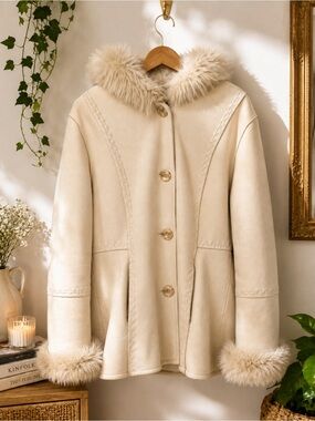 Novelti Cream Faux Suede Coat with Faux Fur Trim – Y2K / Vintage Style